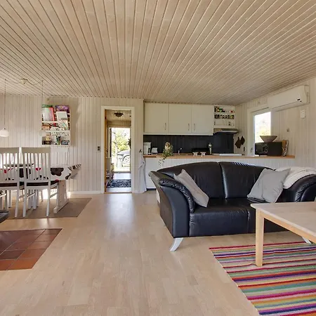 Three-bedroom Holiday In * Hals